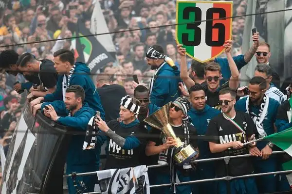 La Juventus ha festeggiato il suo settimo scudetto consecutivo sfilando per le strade di Torino, tra due ali di folla, con un pullman scoperto. Migliaia di persone hanno acclamato Buffon e compagni.