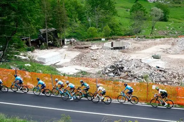 Il corridore sloveno della Bahrain – Merida ha vinto la decima tappa Penne-Gualdo Tadino battendo Denz dopo una bella fuga. Terzo posto per Bennett. Yates resta saldamente leader della classifica.