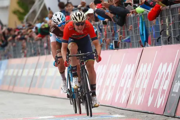 Il corridore sloveno della Bahrain – Merida ha vinto la decima tappa Penne-Gualdo Tadino battendo Denz dopo una bella fuga. Terzo posto per Bennett. Yates resta saldamente leader della classifica.