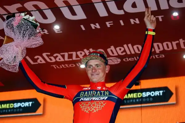 Il corridore sloveno della Bahrain – Merida ha vinto la decima tappa Penne-Gualdo Tadino battendo Denz dopo una bella fuga. Terzo posto per Bennett. Yates resta saldamente leader della classifica.