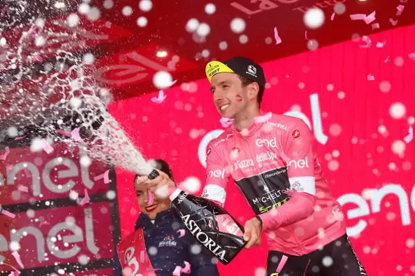 Il corridore sloveno della Bahrain – Merida ha vinto la decima tappa Penne-Gualdo Tadino battendo Denz dopo una bella fuga. Terzo posto per Bennett. Yates resta saldamente leader della classifica.