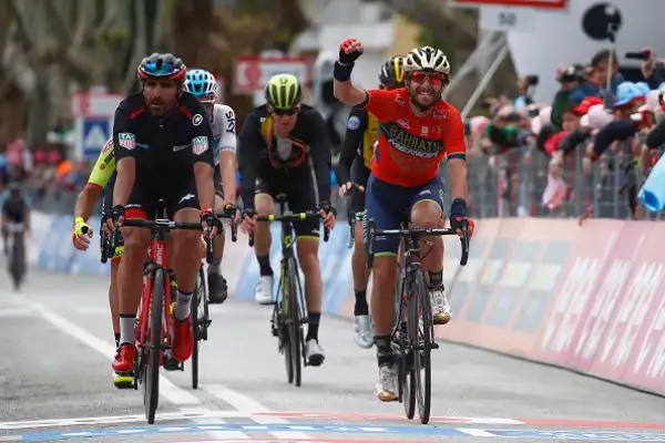 Il corridore sloveno della Bahrain – Merida ha vinto la decima tappa Penne-Gualdo Tadino battendo Denz dopo una bella fuga. Terzo posto per Bennett. Yates resta saldamente leader della classifica.