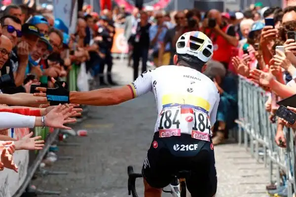 In volata sul traguardo dell'Autodromo di Imola l'irlandese  ha battuto Van Poppel e Bonifazio.
Simon Yates resta saldamente in Maglia Rosa.