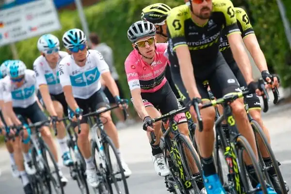 In volata sul traguardo dell'Autodromo di Imola l'irlandese  ha battuto Van Poppel e Bonifazio.
Simon Yates resta saldamente in Maglia Rosa.