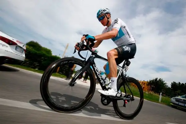 In volata sul traguardo dell'Autodromo di Imola l'irlandese  ha battuto Van Poppel e Bonifazio.
Simon Yates resta saldamente in Maglia Rosa.
