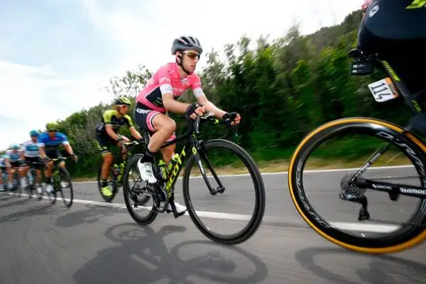 In volata sul traguardo dell'Autodromo di Imola l'irlandese  ha battuto Van Poppel e Bonifazio.
Simon Yates resta saldamente in Maglia Rosa.