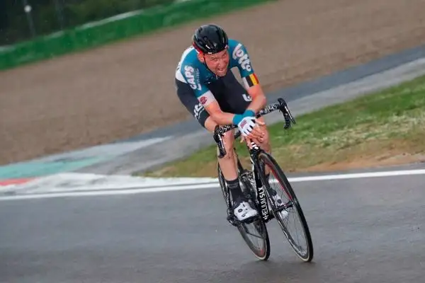 In volata sul traguardo dell'Autodromo di Imola l'irlandese  ha battuto Van Poppel e Bonifazio.
Simon Yates resta saldamente in Maglia Rosa.