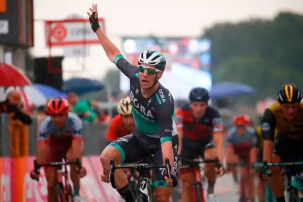 In volata sul traguardo dell'Autodromo di Imola l'irlandese  ha battuto Van Poppel e Bonifazio.
Simon Yates resta saldamente in Maglia Rosa.