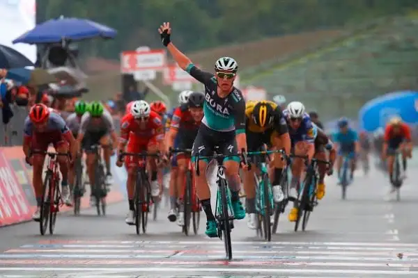 In volata sul traguardo dell'Autodromo di Imola l'irlandese  ha battuto Van Poppel e Bonifazio.
Simon Yates resta saldamente in Maglia Rosa.