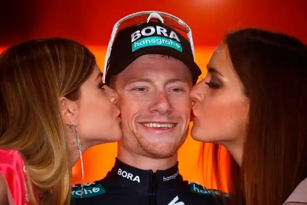 In volata sul traguardo dell'Autodromo di Imola l'irlandese  ha battuto Van Poppel e Bonifazio.
Simon Yates resta saldamente in Maglia Rosa.