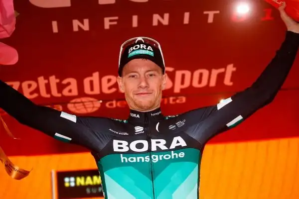 In volata sul traguardo dell'Autodromo di Imola l'irlandese  ha battuto Van Poppel e Bonifazio.
Simon Yates resta saldamente in Maglia Rosa.