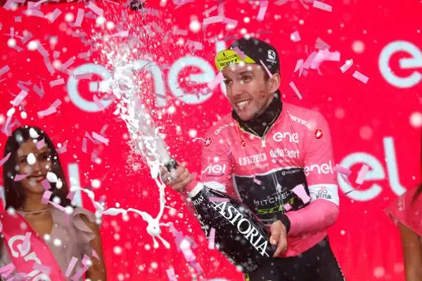 In volata sul traguardo dell'Autodromo di Imola l'irlandese  ha battuto Van Poppel e Bonifazio.
Simon Yates resta saldamente in Maglia Rosa.
