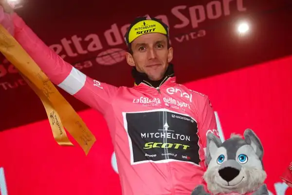 In volata sul traguardo dell'Autodromo di Imola l'irlandese  ha battuto Van Poppel e Bonifazio.
Simon Yates resta saldamente in Maglia Rosa.