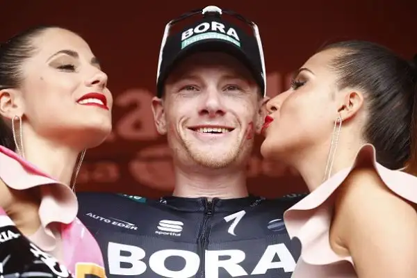 Bennet ha vinto la settima tappa Pizzo-Praia a Mare di 159 km. Al secondo e terzo posto si sono classificati rispettivamente Viviani e Bonifazio.
Yates è ancora la maglia rosa.