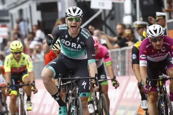 Bennet ha vinto la settima tappa Pizzo-Praia a Mare di 159 km. Al secondo e terzo posto si sono classificati rispettivamente Viviani e Bonifazio.
Yates è ancora la maglia rosa.
