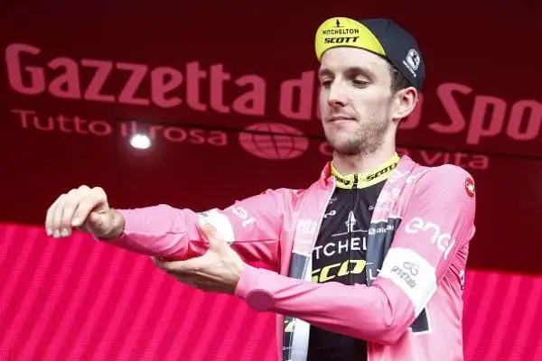 Bennet ha vinto la settima tappa Pizzo-Praia a Mare di 159 km. Al secondo e terzo posto si sono classificati rispettivamente Viviani e Bonifazio.
Yates è ancora la maglia rosa.