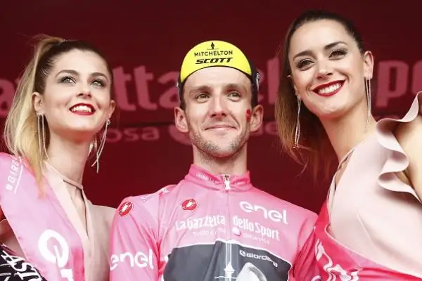 Bennet ha vinto la settima tappa Pizzo-Praia a Mare di 159 km. Al secondo e terzo posto si sono classificati rispettivamente Viviani e Bonifazio.
Yates è ancora la maglia rosa.