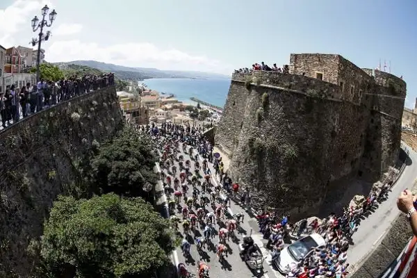 Bennet ha vinto la settima tappa Pizzo-Praia a Mare di 159 km. Al secondo e terzo posto si sono classificati rispettivamente Viviani e Bonifazio.
Yates è ancora la maglia rosa.
