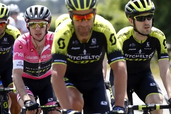 Bennet ha vinto la settima tappa Pizzo-Praia a Mare di 159 km. Al secondo e terzo posto si sono classificati rispettivamente Viviani e Bonifazio.
Yates è ancora la maglia rosa.