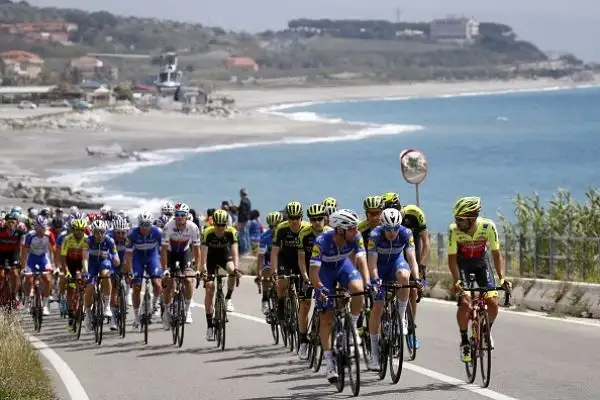 Bennet ha vinto la settima tappa Pizzo-Praia a Mare di 159 km. Al secondo e terzo posto si sono classificati rispettivamente Viviani e Bonifazio.
Yates è ancora la maglia rosa.