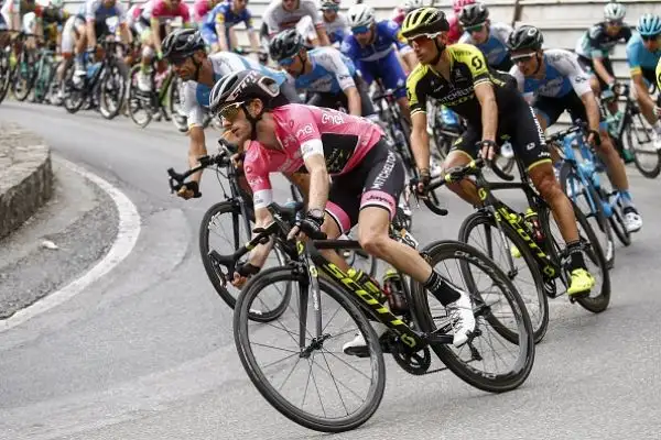 Bennet ha vinto la settima tappa Pizzo-Praia a Mare di 159 km. Al secondo e terzo posto si sono classificati rispettivamente Viviani e Bonifazio.
Yates è ancora la maglia rosa.
