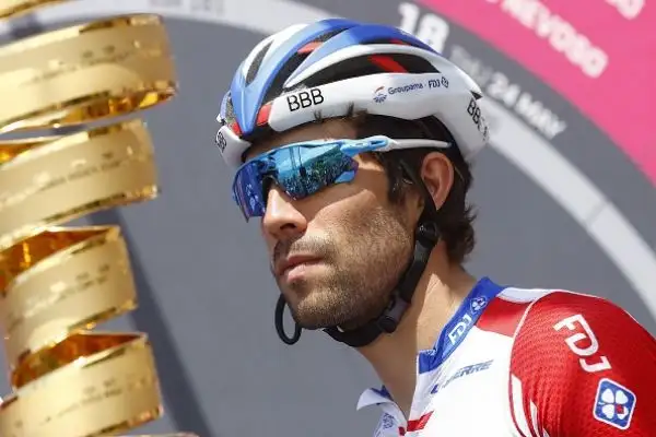 Bennet ha vinto la settima tappa Pizzo-Praia a Mare di 159 km. Al secondo e terzo posto si sono classificati rispettivamente Viviani e Bonifazio.
Yates è ancora la maglia rosa.