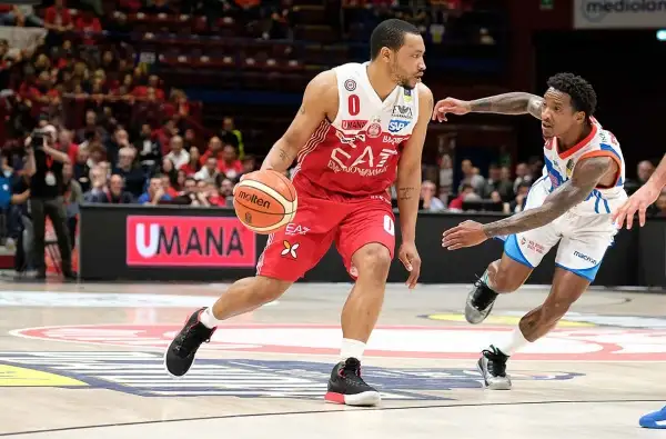La partita a tratti è sembrata il replay di gara 1, poi l’Olimpia perde un po’ di fluidità e permette alla Red October Cantù di riavvicinarsi, senza però mettere mai a rischio il risultato finale.