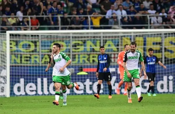 Il Sassuolo va in vantaggio su punizione con Politano nel primo tempo e raddoppia nel finale con Berardi. Rafinha accorcia le distanze per l'Inter ma non basta.