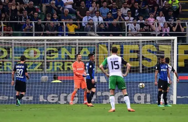 Il Sassuolo va in vantaggio su punizione con Politano nel primo tempo e raddoppia nel finale con Berardi. Rafinha accorcia le distanze per l'Inter ma non basta.
