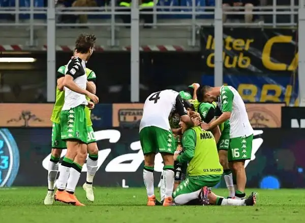 Il Sassuolo va in vantaggio su punizione con Politano nel primo tempo e raddoppia nel finale con Berardi. Rafinha accorcia le distanze per l'Inter ma non basta.