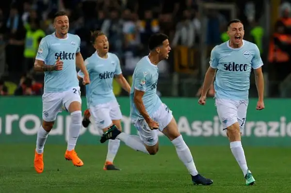 Partita folle all'Olimpico: biancocelesti a lungo in vantaggio crollano nel finale e perdono 3-2 cedendo il quarto posto alla squadra di Spalletti.