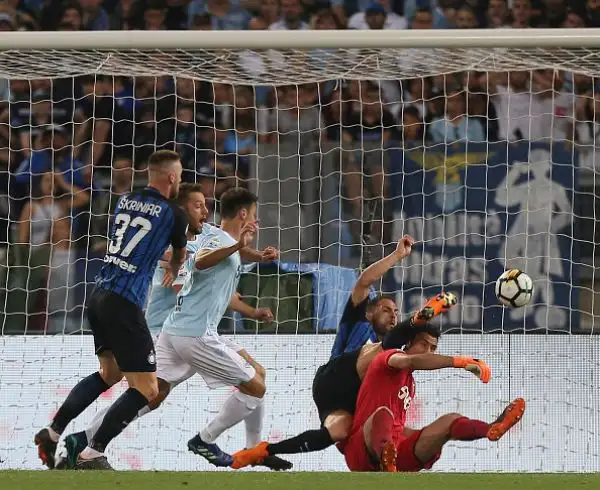 Partita folle all'Olimpico: biancocelesti a lungo in vantaggio crollano nel finale e perdono 3-2 cedendo il quarto posto alla squadra di Spalletti.