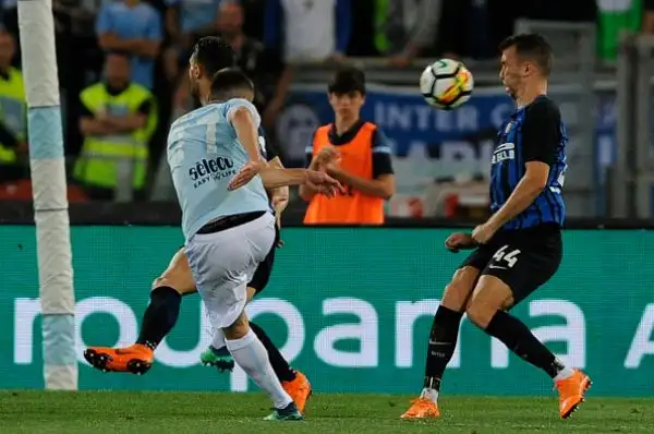 Partita folle all'Olimpico: biancocelesti a lungo in vantaggio crollano nel finale e perdono 3-2 cedendo il quarto posto alla squadra di Spalletti.