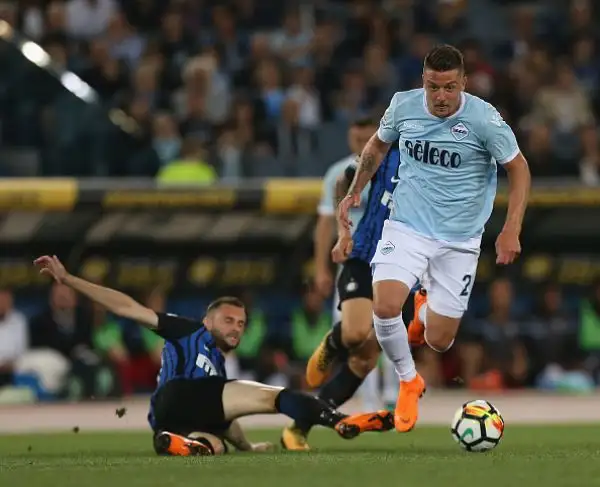 Partita folle all'Olimpico: biancocelesti a lungo in vantaggio crollano nel finale e perdono 3-2 cedendo il quarto posto alla squadra di Spalletti.