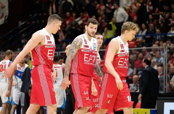La partita a tratti è sembrata il replay di gara 1, poi l’Olimpia perde un po’ di fluidità e permette alla Red October Cantù di riavvicinarsi, senza però mettere mai a rischio il risultato finale.