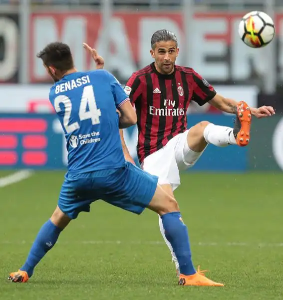 I rossoneri tremano per tre minuti, poi rifilano un netto 5-1 alla Fiorentina.