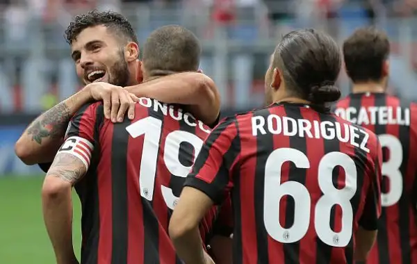 I rossoneri tremano per tre minuti, poi rifilano un netto 5-1 alla Fiorentina.