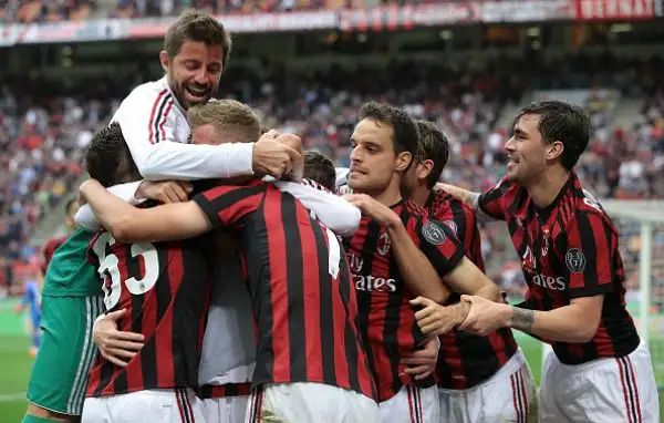 I rossoneri tremano per tre minuti, poi rifilano un netto 5-1 alla Fiorentina.