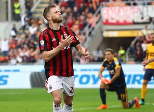 I rossoneri non danno scampo al già senza speranze Verona, segna anche Abate.