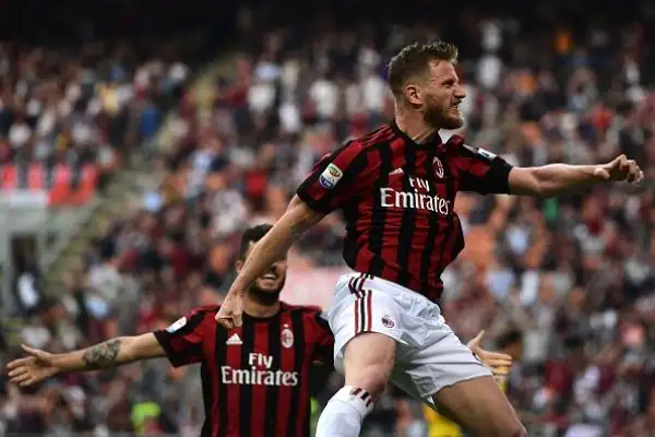 I rossoneri non danno scampo al già senza speranze Verona, segna anche Abate.