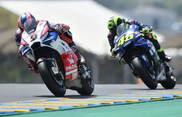 Tutto facile per Marc Marquez. Il campione del mondo in carica approfitta delle cadute di Zarco e Dovizioso e trionfa incontrastato nel Gran Premio di Francia, allungando in classifica generale. 