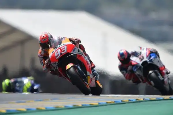 Tutto facile per Marc Marquez. Il campione del mondo in carica approfitta delle cadute di Zarco e Dovizioso e trionfa incontrastato nel Gran Premio di Francia, allungando in classifica generale. 