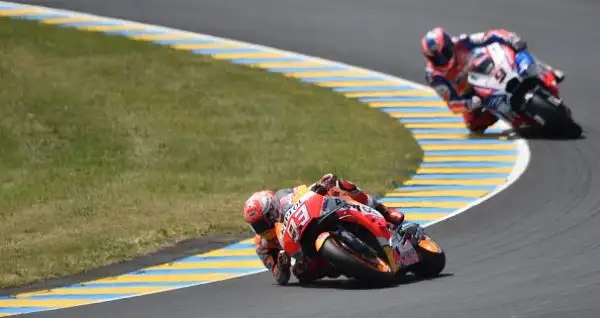 Tutto facile per Marc Marquez. Il campione del mondo in carica approfitta delle cadute di Zarco e Dovizioso e trionfa incontrastato nel Gran Premio di Francia, allungando in classifica generale. 