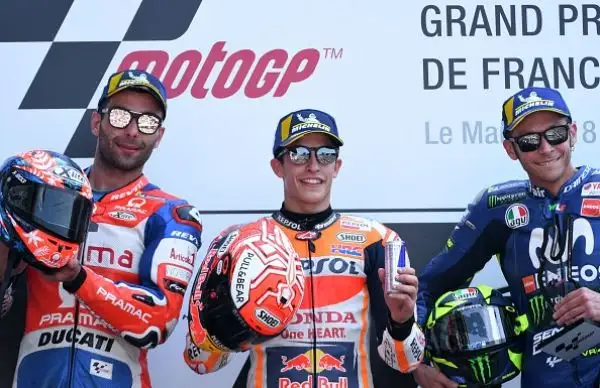 Tutto facile per Marc Marquez. Il campione del mondo in carica approfitta delle cadute di Zarco e Dovizioso e trionfa incontrastato nel Gran Premio di Francia, allungando in classifica generale. 