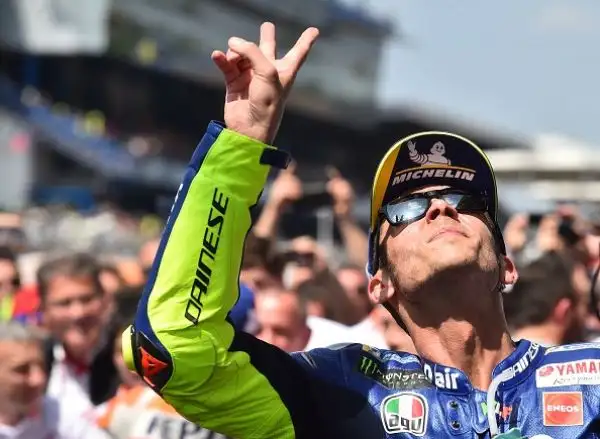 Tutto facile per Marc Marquez. Il campione del mondo in carica approfitta delle cadute di Zarco e Dovizioso e trionfa incontrastato nel Gran Premio di Francia, allungando in classifica generale. 