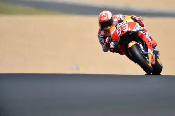 Tutto facile per Marc Marquez. Il campione del mondo in carica approfitta delle cadute di Zarco e Dovizioso e trionfa incontrastato nel Gran Premio di Francia, allungando in classifica generale. 