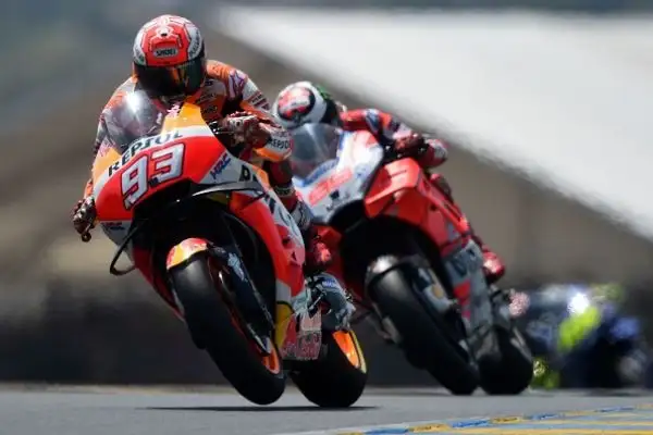 Tutto facile per Marc Marquez. Il campione del mondo in carica approfitta delle cadute di Zarco e Dovizioso e trionfa incontrastato nel Gran Premio di Francia, allungando in classifica generale. 