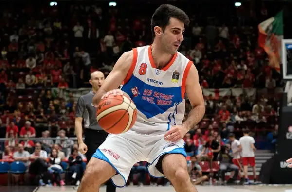 La partita a tratti è sembrata il replay di gara 1, poi l’Olimpia perde un po’ di fluidità e permette alla Red October Cantù di riavvicinarsi, senza però mettere mai a rischio il risultato finale.
