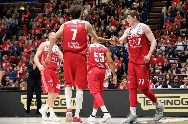 La partita a tratti è sembrata il replay di gara 1, poi l’Olimpia perde un po’ di fluidità e permette alla Red October Cantù di riavvicinarsi, senza però mettere mai a rischio il risultato finale.