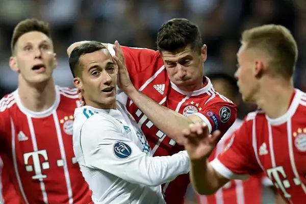 Il 2-2 con doppietta dell'attaccante francese basta ai Blancos per volare a Kiev per l'ultimo atto della Champions League.